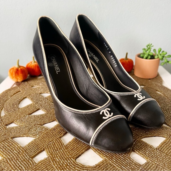 Authentic Chanel CC Logo Pumps in Black and Cream Size 38 - Picture 2 of 10